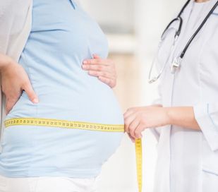 Doctora Ana Jarque Escriche doctor midiendo mujer embarazada